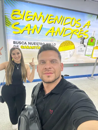 Carlos en aeropuerto
