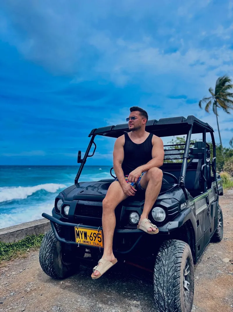 Carlos disfrutando libertad en la playa